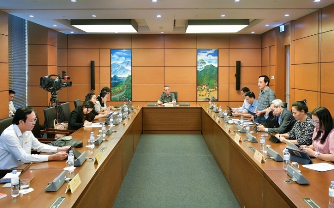 Các đại biểu thảo luận tại tổ 10.