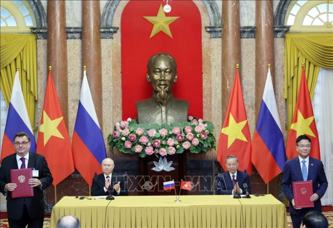 Chủ tịch nước Tô Lâm và Tổng thống Liên bang Nga Vladimir Putin chứng kiến trao các văn kiện đã ký kết giữa hai nước. (Ảnh: TTXVN)