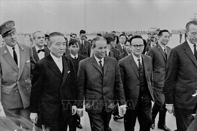 Ngày 9/5/1968, Bộ trưởng Xuân Thủy, Trưởng đoàn đại biểu Chính phủ Việt Nam Dân chủ Cộng hòa đến thủ đô Paris (Pháp), tiến hành cuộc đàm phán chính thức với Chính phủ Hoa Kỳ. (Ảnh: TTXVN)