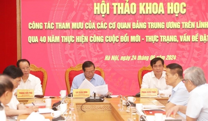 Đồng chủ trì Hội thảo có các đồng chí: Lại Xuân Môn, Phùng Hữu Phú, Phan Xuân Thủy. (Ảnh: Tuấn Anh)