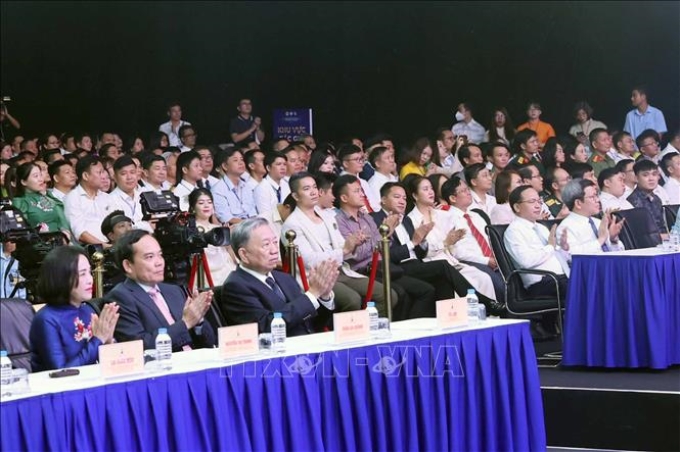 Chủ tịch nước Tô Lâm và các đại biểu dự Lễ trao Giải Báo chí Quốc gia lần thứ XVIII năm 2023. (Ảnh: TTXVN)