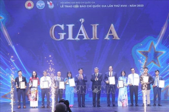 Chủ tịch nước Tô Lâm và Trưởng ban Tuyên giáo Trung ương Nguyễn Trọng Nghĩa trao giải A cho các tác giả, nhóm tác giả. (Ảnh: TTXVN)