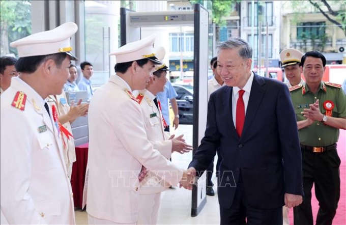 Chủ tịch nước Tô Lâm với lãnh đạo Cục Kỹ thuật ngiệp vụ (Bộ Công an). (Ảnh: TTXVN)