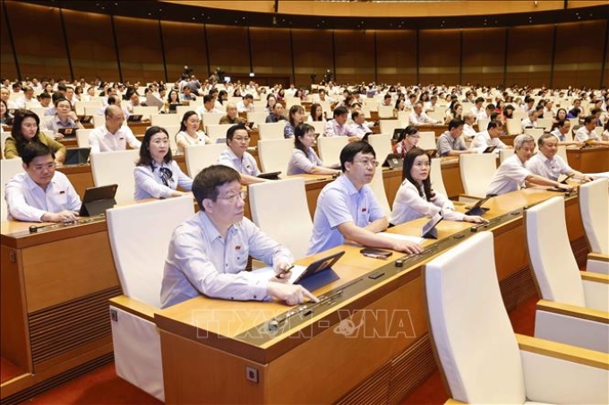 Đại biểu ấn nút thông qua Nghị quyết của Quốc hội về thí điểm bổ sung một số cơ chế, chính sách đặc thù phát triển tỉnh Nghệ An. (Ảnh: TTXVN)
