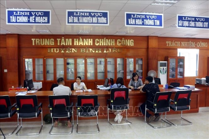 Người dân đến làm thủ tục tại Trung tâm Hành chính công huyện Bình Liêu, Quảng Ninh. (Ảnh: TTXVN)