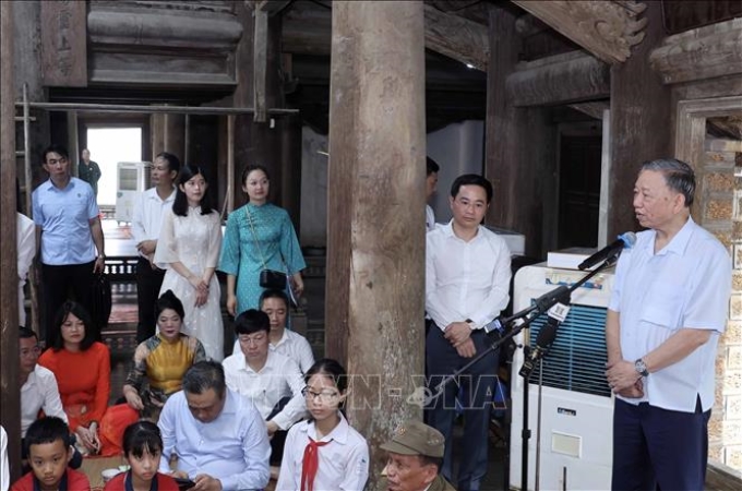 Chủ tịch nước Tô Lâm nói chuyện thân mật với các tầng lớp nhân dân tại đình Mông Phụ, làng cổ Đường Lâm. (Ảnh: TTXVN)
