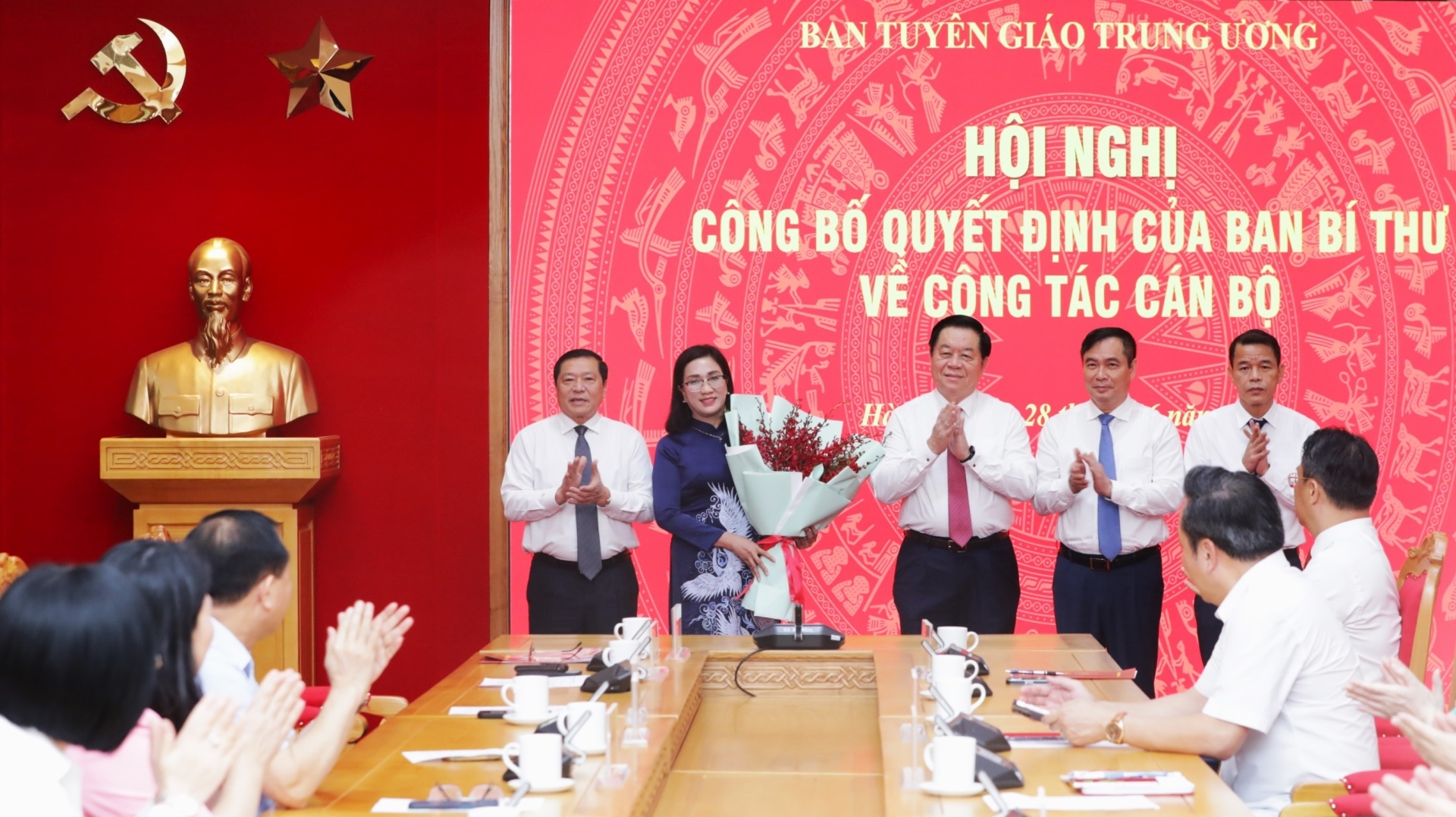 Các đồng chí lãnh đạo Ban Tuyên giáo Trung ương chụp ảnh cùng đồng chí Đinh Thị Mai.