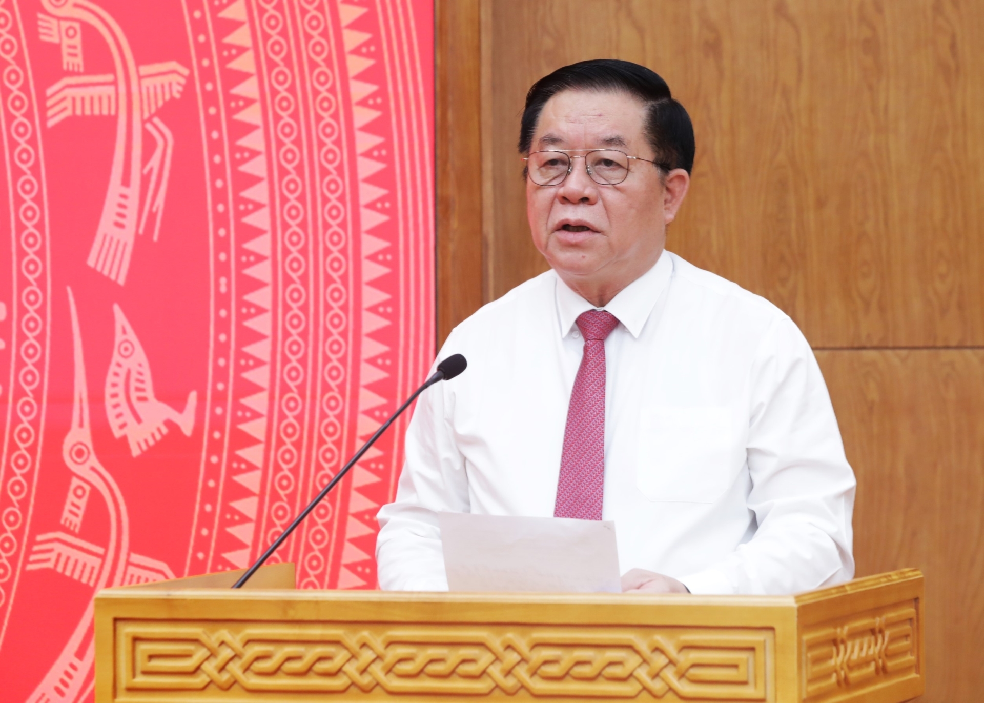 Đồng chí Nguyễn Trọng Nghĩa, Ủy viên Bộ Chính trị, Bí thư Trung ương Đảng, Trưởng Ban Tuyên giáo Trung ương phát biểu giao nhiệm vụ cho đồng chí Đinh Thị Mai.