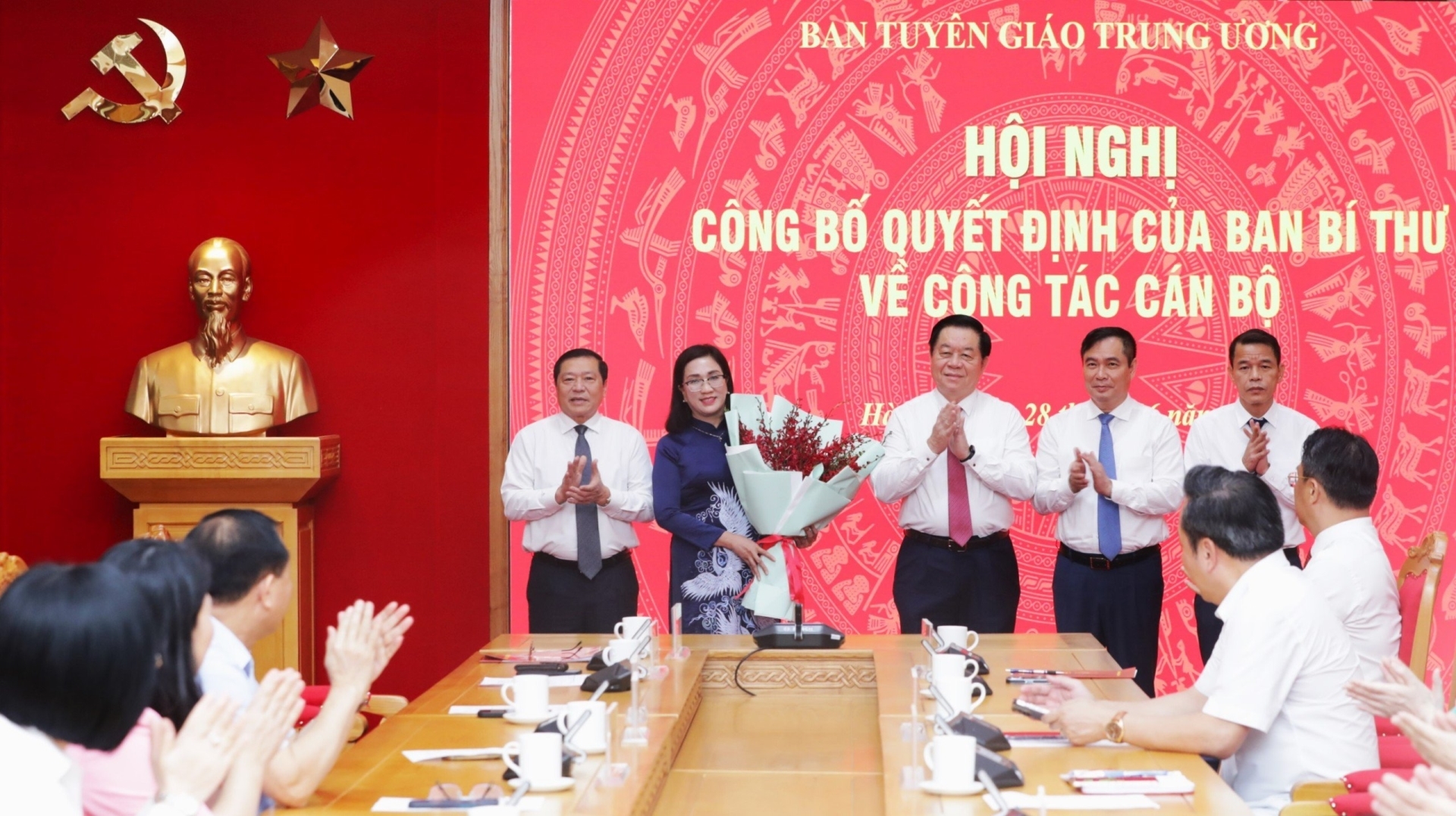 Các đồng chí lãnh đạo Ban Tuyên giáo Trung ương chúc mừng đồng chí Đinh Thị Mai.