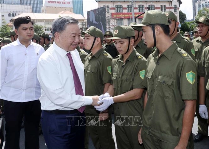 Chủ tịch nước Tô Lâm động viên lực lượng tham gia bảo vệ an ninh trật tự ở cơ sở của Thành phố Hồ Chí Minh. (Ảnh: TTXVN)