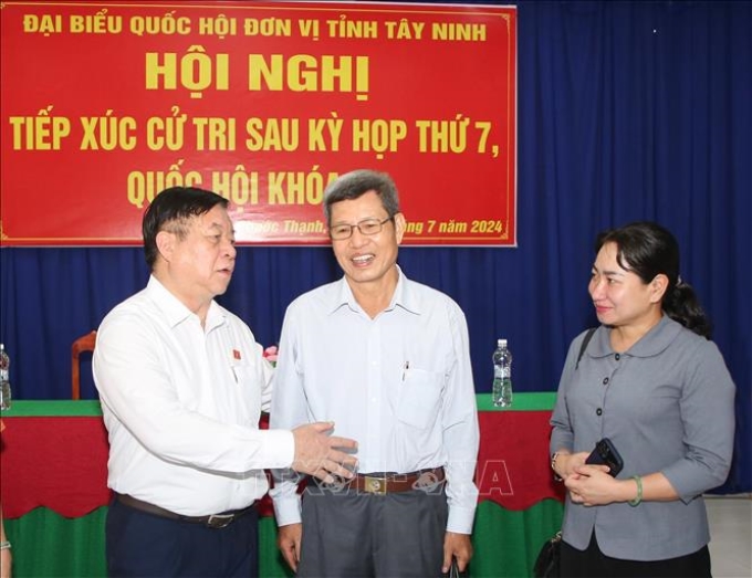 Đồng chí Nguyễn Trọng Nghĩa trao đổi với cử tri huyện Gò Dầu, tỉnh Tây Ninh. (Ảnh: TTXVN)