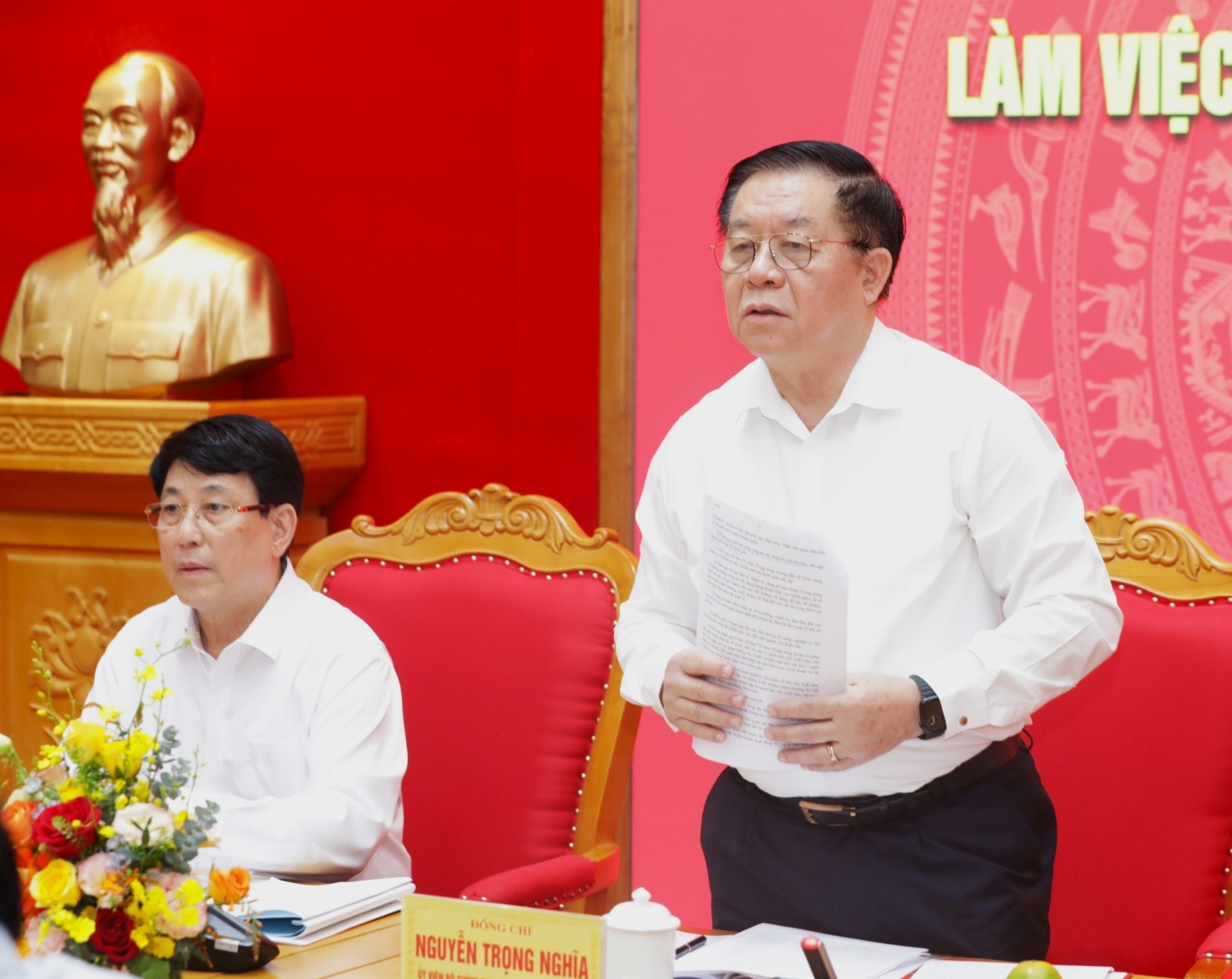Đồng chí Nguyễn Trọng Nghĩa tiếp thu ý kiến tại buổi làm việc.