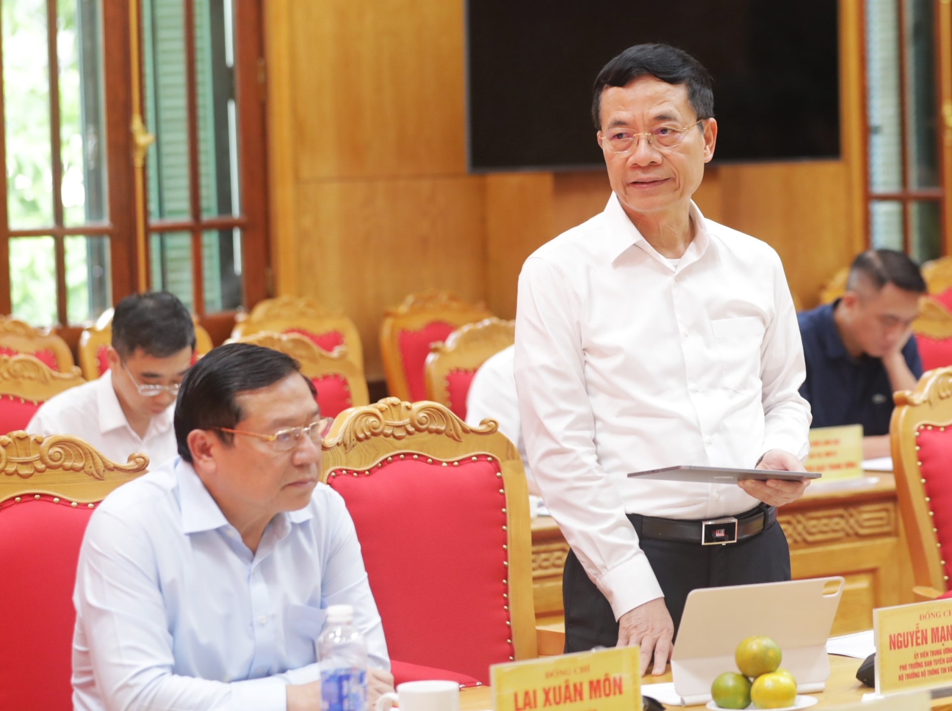 Ủy viên Trung ương Đảng, Bộ trưởng Bộ Thông tin và Truyên thông Nguyễn Mạnh Hùng phát biểu tại buổi làm việc.