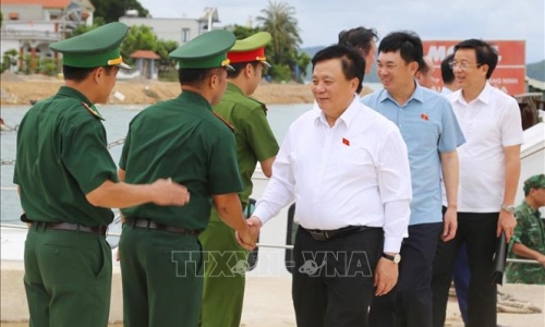 Đồng chí Nguyễn Xuân Thắng tiếp xúc cử tri xã đảo Ngọc Vừng