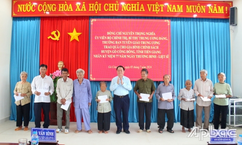Trưởng Ban Tuyên giáo Trung ương thăm, tặng quà các gia đình chính sách tại huyện Gò Công Đông
