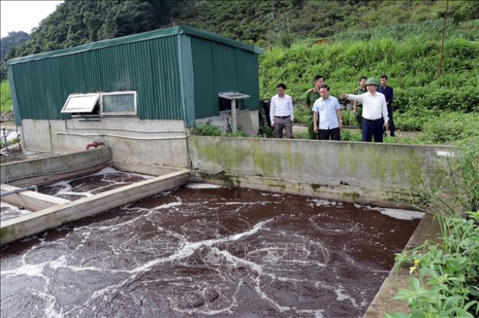 Đoàn công tác của UBND tỉnh Sơn La kiểm tra hệ thống xử lý nước thải tại một cơ sở chế biến cà phê ở huyện Thuận Châu. (Ảnh tư liệu: TTXVN)