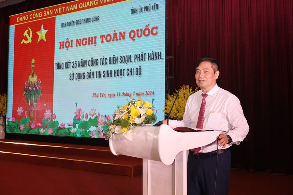 Đồng chí Phan Xuân, Thủy Phó Trưởng ban Tuyên giáo Trung ương phát biểu chỉ đạo tại hội nghị.