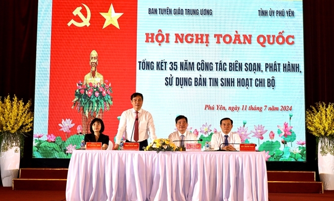 Đồng chí Phan Xuân Thủy, Phó Trưởng ban Tuyên giáo Trung ương phát biểu điều hành hội nghị.