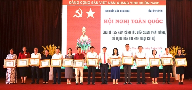 Các tập thể, cá nhân được nhận bằng khen của Ban Tuyên giáo Trung ương về công tác biên soạn, phát hành, sử dụng Bản tin thông tin sinh hoạt chi bộ.