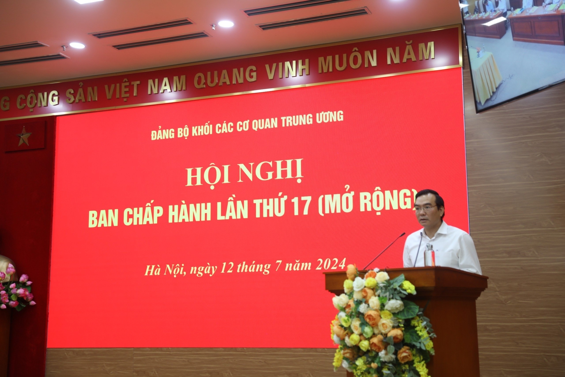 Đồng chí Nguyễn Minh Chung báo cáo tại Hội nghị.