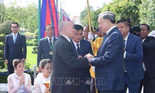 Việt Nam luôn coi trọng và dành ưu tiên hàng đầu cho việc củng cố và phát triển quan hệ với Campuchia