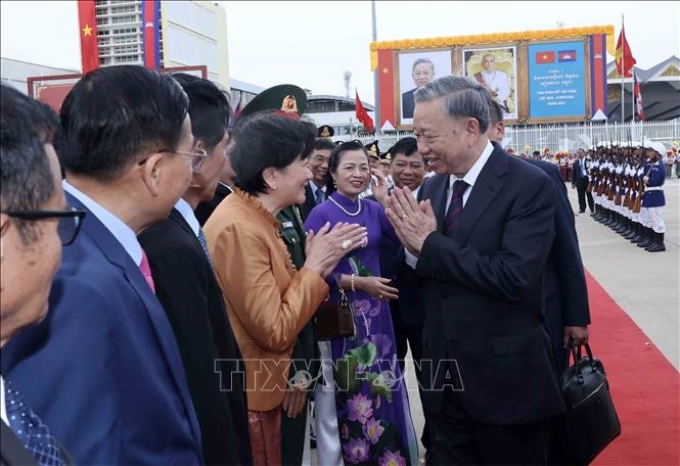 Chiều 13/7/2024, Chủ tịch nước Tô Lâm cùng Đoàn đại biểu cấp cao Việt Nam rời Thủ đô Phnom Penh, kết thúc tốt đẹp chuyến thăm cấp Nhà nước tới Vương quốc Campuchia từ ngày 12 - 13/7/2024. (Ảnh: TTXVN)