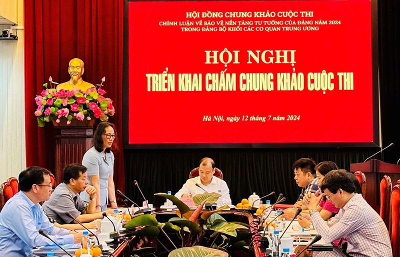 Đồng chí Hà Thị Trang, Ủy viên Ban Thường vụ, Trưởng Ban Tuyên giáo Đảng ủy Khối các cơ quan Trung ương, Phó Chủ tịch Thường trực Hội đồng Chung khảo Cuộc thi phát biểu tại Hội nghị