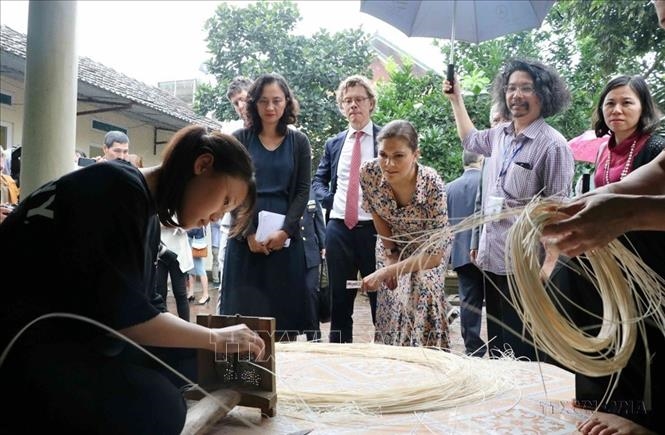 Hà Nội là nơi mà nhiều nguyên thủ các quốc gia trên thế giới thoải mái trải nghiệm không khí yên bình. Trong ảnh: Công chúa kế vị Thụy Điển Victoria Ingrid Alice Desiree đến thăm làng nghề truyền thống mây tre đan tại thôn Phú Vinh, xã Phú Nghĩa, huyện Chương Mỹ, TP Hà Nội trong chuyến thăm chính thức Việt Nam (ngày 7/5/2029).