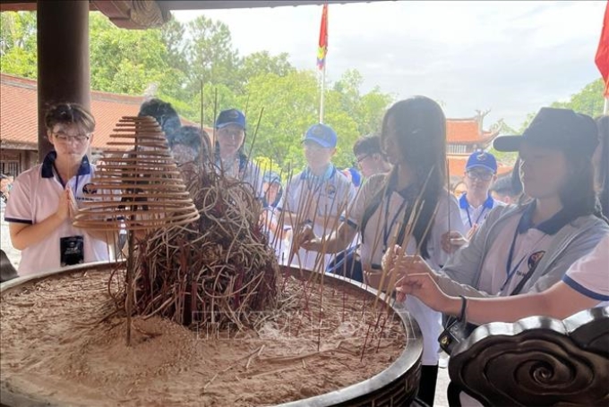 Đoàn thanh niên kiều bào dâng hương tưởng niệm các Vua Hùng tại Khu Di tích lịch sử Quốc gia đặc biệt Đền Hùng, thành phố Việt Trì, tỉnh Phú Thọ. (Ảnh: TTXVN)