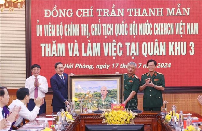 Chủ tịch Quốc hội Trần Thanh Mẫn tặng quà lưu niệm Bộ Tư lệnh Quân khu 3. (Ảnh: TTXVN)