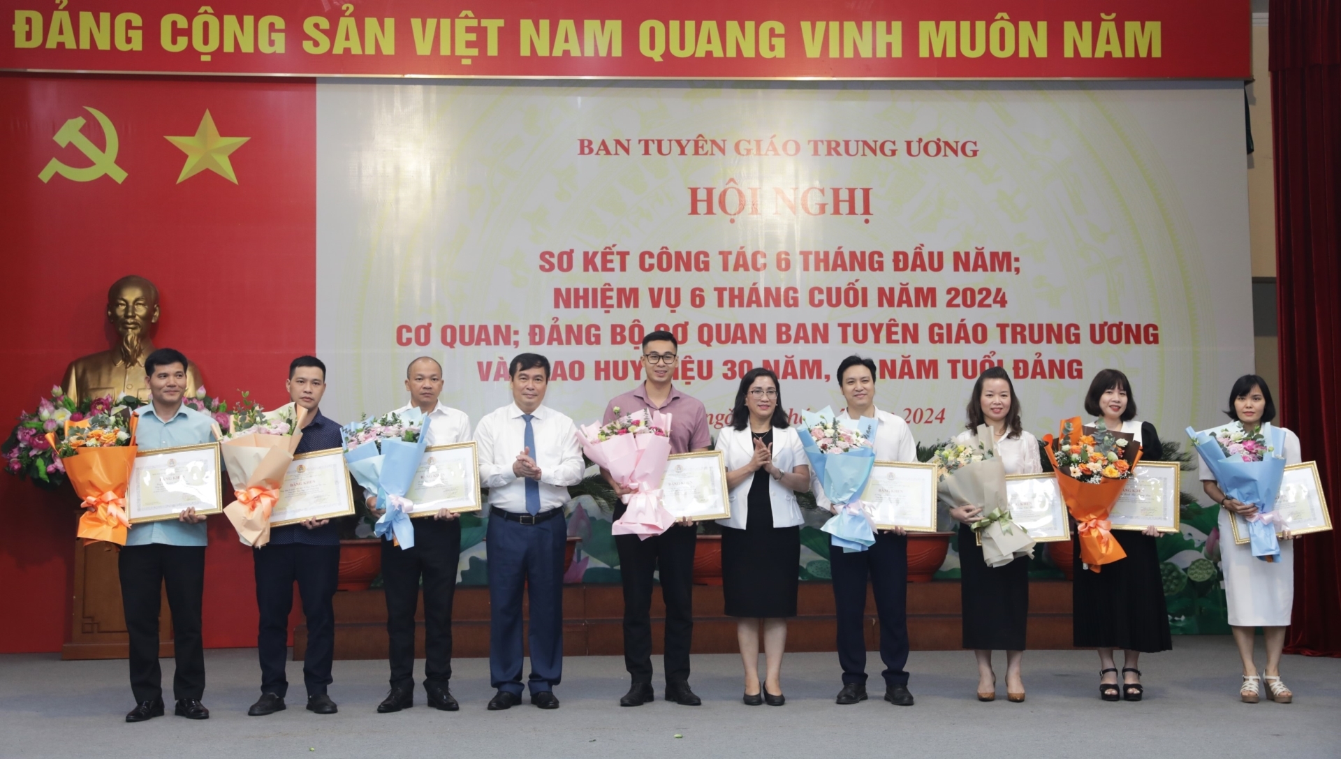 Ban Tuyên giáo Trung ương khen thưởng cho các tập thể, cá nhân có thành tích xuất sắc trong công tác Công đoàn cơ quan.