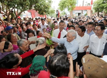 Tổng Bí thư Nguyễn Phú Trọng với nhân dân tại thôn Thượng Điện, xã Vinh Quang, huyện Vĩnh Bảo trong Ngày hội đại đoàn kết toàn dân tộc tại thành phố Hải Phòng (15/11/2017).