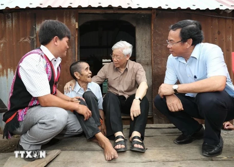 Tổng Bí thư Nguyễn Phú Trọng thăm, tặng quà thương binh Đinh Phi và vợ là Đinh Brat, hộ gia đình chính sách có hoàn cảnh đặc biệt khó khăn ở làng Tung Ke 2, xã Ayun, huyện Chư Sê, tỉnh Gia Lai, chiều 12/4/2017.