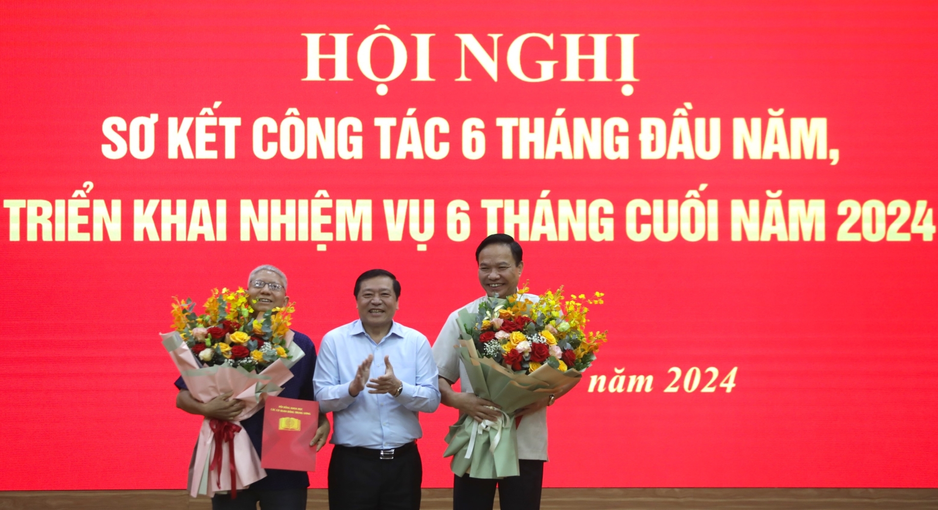 Chủ tịch Hội đồng Lại Xuân Môn tặng hoa, quà tri ân các đồng chí Ủy viên Hội đồng thôi tham gia Hội đồng nghiệm kỳ 2021 - 2026.