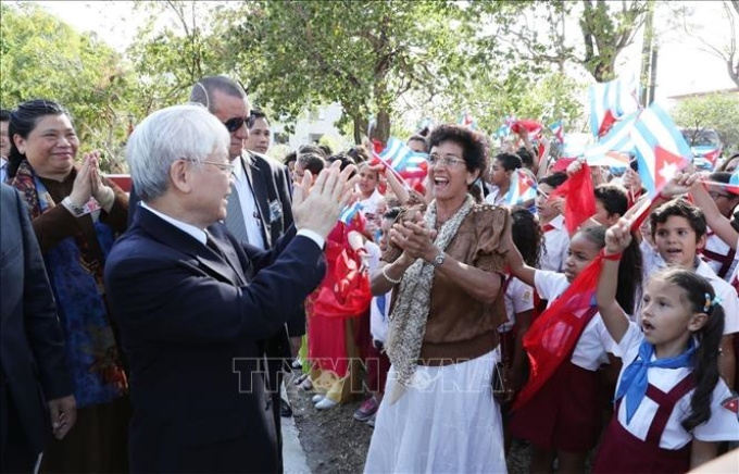 Tổng Bí thư Nguyễn Phú Trọng với nhân dân và học sinh Cuba tại Tượng đài Hồ Chí Minh ở Công viên Hòa Bình, Thủ đô La Habana, chiều 28/3/2018. (Ảnh: TTXVN)