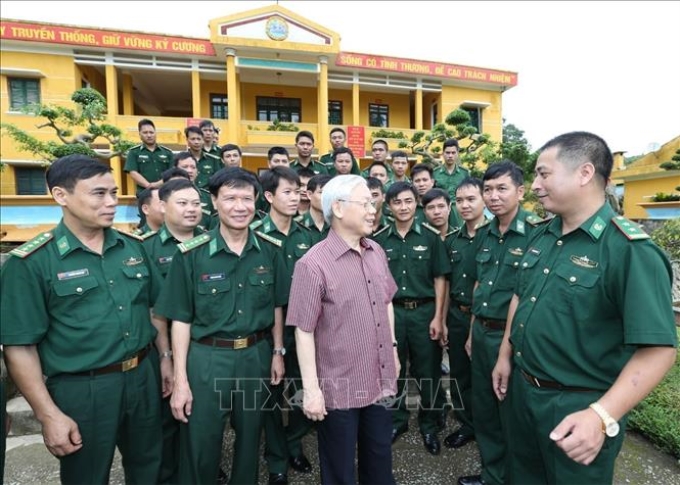 Tổng Bí thư Nguyễn Phú Trọng với cán bộ, chiến sĩ Đồn biên phòng Cửa khẩu quốc tế Tây Trang (Điện Biên), sáng 16/7/2016. (Ảnh: TTXVN)