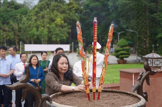 Phó Chủ tịch nước Võ Thị Ánh Xuân dâng hương tại Nghĩa trang Hàng Dương.