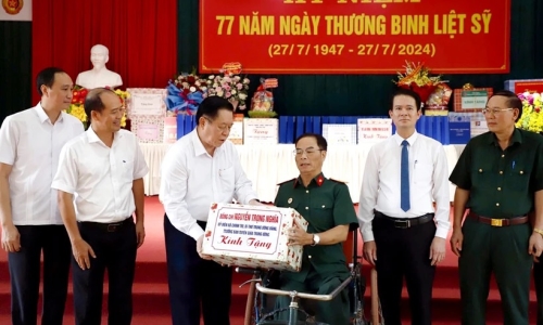 Trưởng Ban Tuyên giáo Trung ương thăm Trung tâm Điều dưỡng người có công tỉnh Phú Thọ