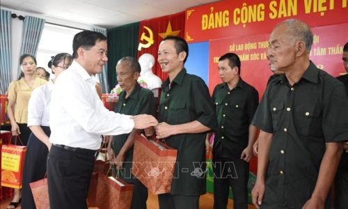 Đồng chí Trần Cẩm Tú đề nghị tiếp tục chăm lo đầy đủ, chu đáo cho người có công ​