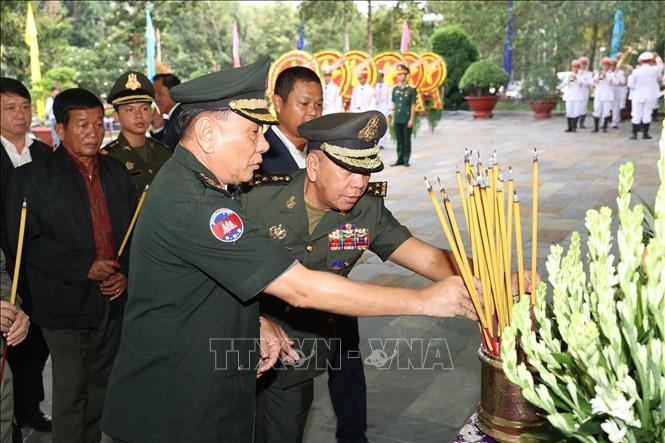 Đại diện lãnh đạo các lực lượng Campuchia thấp hương viếng các anh hùng liệt sĩ.