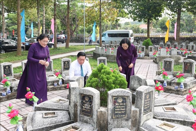 Đồng chí Nguyễn Trọng Nghĩa, Ủy viên Bộ Chính trị, Bí thư Trung ương Đảng, Trưởng Ban Tuyên giáo Trung ương dâng hương các anh hùng liệt sĩ tại Nghĩa trang liệt sĩ Đồi 82 - Tân Biên (Tây Ninh).