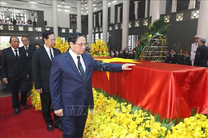 Đoàn Chính phủ do đồng chí Phạm Minh Chính, Ủy viên Bộ Chính trị, Thủ tướng Chính phủ làm Trưởng đoàn, kính viếng Tổng Bí thư Nguyễn Phú Trọng.