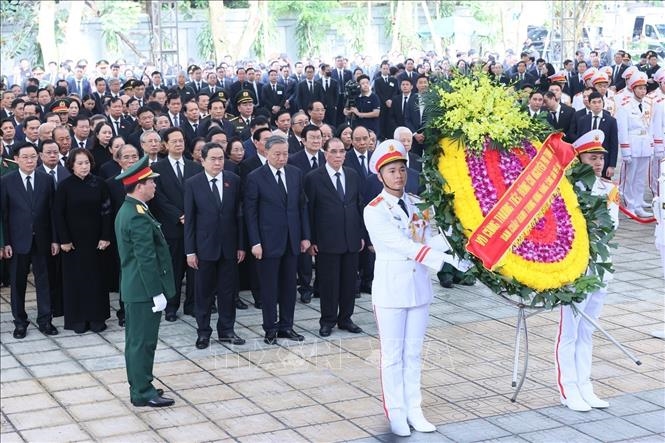 Đoàn Ban Chấp hành Trung ương Đảng Cộng sản Việt Nam do đồng chí Tô Lâm, Ủy viên Bộ Chính trị, Chủ tịch nước làm Trưởng đoàn vào viếng Tổng Bí thư Nguyễn Phú Trọng.