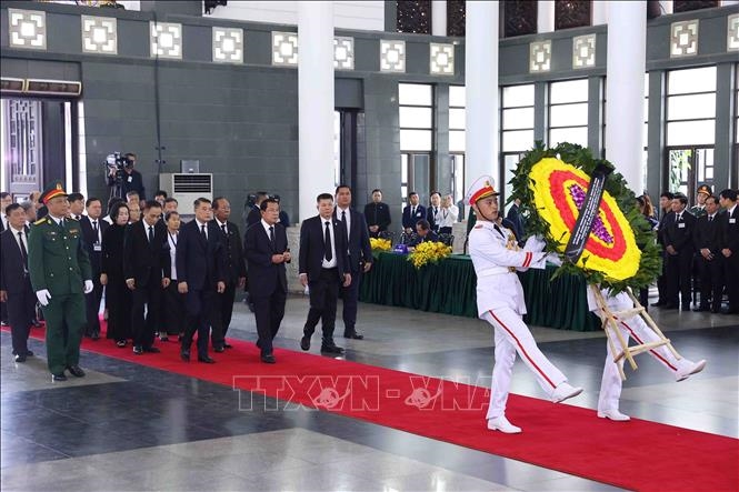 Đoàn Vương quốc Campuchia do Chủ tịch Đảng Nhân dân Campuchia, Chủ tịch Thượng viện Campuchia Hun Sen làm Trưởng đoàn, kính viếng Tổng Bí thư Nguyễn Phú Trọng.