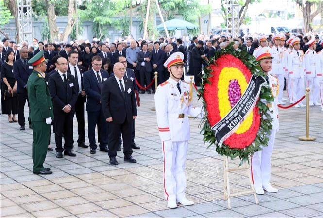 Đoàn Cộng hòa Algeria Dân chủ và Nhân dân do Bộ trưởng Bộ Cựu chiến binh và Người có công Laid Rebiga làm Trưởng đoàn, viếng Tổng Bí thư Nguyễn Phú Trọng.