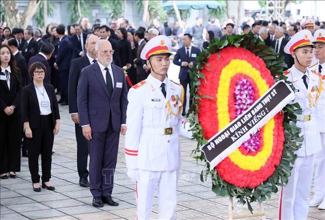 Đoàn Liên bang Thuỵ Sĩ do Quốc vụ khanh Phụ trách Ngoại giao (Bộ Ngoại giao) Alexandre Fasel làm Trưởng đoàn, viếng Tổng Bí thư Nguyễn Phú Trọng.