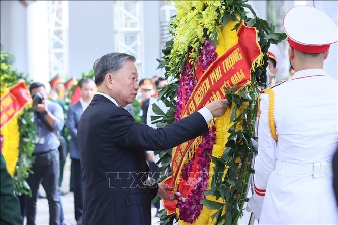 Đồng chí Tô Lâm, Ủy viên Bộ Chính trị, Chủ tịch nước dẫn đầu Đoàn Ban Chấp hành Trung ương Đảng vào viếng Tổng Bí thư Nguyễn Phú Trọng.