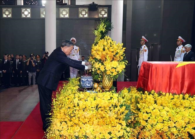 Đồng chí Tô Lâm, Ủy viên Bộ Chính trị, Chủ tịch nước thay mặt Đoàn Ban Chấp hành Trung ương Đảng Cộng sản Việt Nam dâng hương tưởng niệm trước linh cữu Tổng Bí thư Nguyễn Phú Trọng.