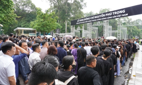Người dân xếp hàng dài chờ viếng Tổng Bí thư Nguyễn Phú Trọng tại TP. Hồ Chí Minh