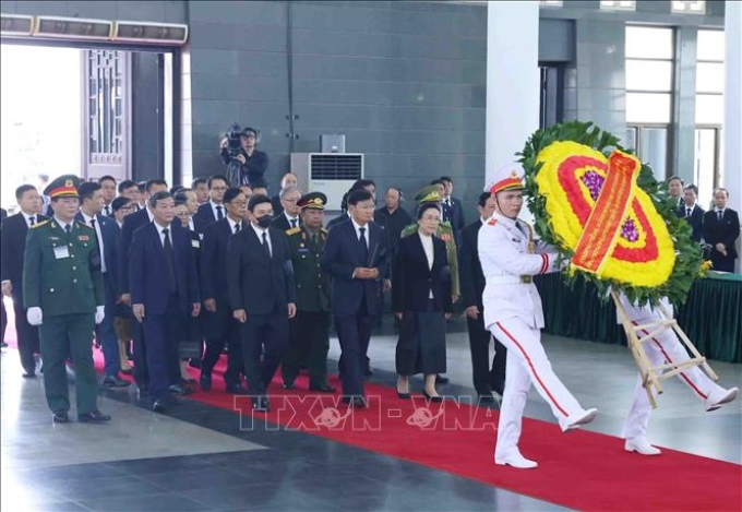 Đoàn đại biểu cấp cao Đảng, Nhà nước Lào do Tổng Bí thư, Chủ tịch nước Thongloun Sisoulith làm Trưởng đoàn, viếng Tổng Bí thư Nguyễn Phú Trọng. (Ảnh: TTXVN)